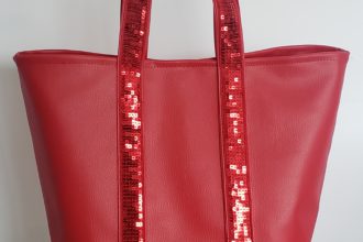 un sac cabas rouge